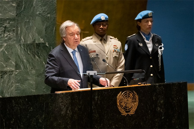 Katibu Mkuu wa Umoja wa Mataifa Antonio Guterres (Kulia) akihutubia shughuli yenye kichwa kisemacho "Hafla ya Medali ya Dag Hammarskjold na Tuzo ya Mtetezi Bora wa Kijeshi wa Jinsia" kwenye makao makuu ya Umoja wa Mataifa mjini New York, Mei 25, 2023. (Evan Schneider/Picha ya UN/ Kutumwa Xinhua)