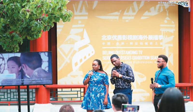 Wasanii wa kigeni wakirekodi sauti za wahusika wa sehemu ya tamthiliya ya Kichina ya kuoneshwa kwenye televisheni katika lugha yao ya kienyeji kwenye hafla ya Maudhui ya Video wa China, Africa na Nchi za Kiarabu, shughuli ya msimu wa utangazaji wa tamthiliya na filamu ya Beijing TV iliyofanyika Beijing, China. (Picha kwa hisani ya Kampuni StarTimes)
