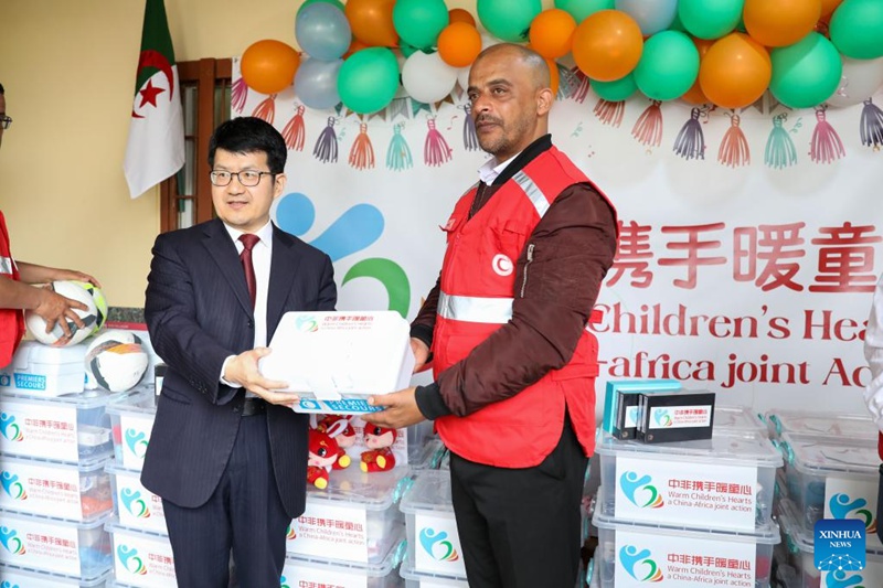 Balozi wa China nchini Algeria Li Jian (kushoto) akimkabidhi msaada Sofiane Guercif, Mkurugenzi wa Kijiji cha Watoto cha Draria huko Algiers, Algeria, Mei 31, 2023. Kituo hicho cha watoto yatima Jumatano kilikaribisha hafla ya hisani iliyoandaliwa na ubalozi wa China kuelekea Siku ya Kimataifa ya Watoto inayoadhimishwa leo Juni 1. (Xinhua)