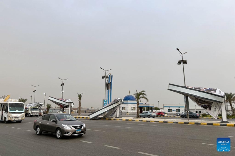 Picha iliyopigwa Juni 1, 2023 ikionyesha mabango ya biashara yaliyoporomoka kutokana na dhoruba ya mchanga huko Cairo, Misri. Mtu mmoja ameuawa na wengine watano kujeruhiwa katika Mji Mkuu wa Misri, Cairo baada ya dhoruba kubwa ya mchanga kupiga maeneo kadhaa ya Misri siku ya Alhamisi. (Xinhua/Ahmed Gomaa)