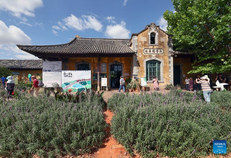 Watu wakipiga picha katika kituo cha Xianghuiqiao kando ya njia ya reli ya utalii katika Wilaya ya Jianshui ya Eneo linalojiendesha la Honghe, Mkoa wa Yunnan, Kusini-Magharibi mwa China, Juni 3, 2023. (Xinhua/Lan Hongguang)