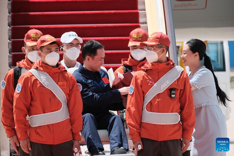 Mwanaanga wa China Zhang Lu akipokea shada la maua kutoka kwa mke wake baada ya kuwasili Beijing, China, Juni 4, 2023. Wanaanga watatu wa China kutoka chombo cha Shenzhou-15 cha China cha kubeba binadamu kwenye anga ya juu wamewasili Beijing kwa ndege siku ya Jumapili baada ya kurejea salama Duniani kufuatia safari ya miezi sita kwenye kituo cha anga ya juu cha China. (Xinhua/Li Jie)