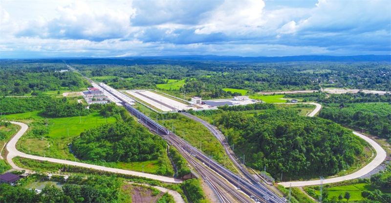 Picha hii iliyopigwa Januari 2, 2023 ikionyesha treni ya mwendokasi ya Lane Xang EMU ikiendeshwa kwenye sehemu ya Laos ya Reli ya China-Laos. (Picha na Yang Yongquan/Xinhua)