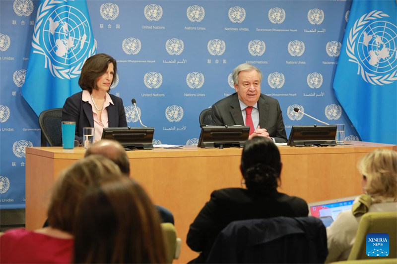 Katibu Mkuu wa Umoja wa Mataifa Antonio Guterres (kulia) akizungumza kwenye mkutano na waandishi wa habari  katika makao makuu ya Umoja wa Mataifa mjini New York, Juni 12, 2023. Katibu Mkuu wa Umoja wa Mataifa Antonio Guterres Jumatatu ameeleza kuunga mkono kuanzishwa kwa chombo cha  usimamizi wa teknolojia za akili bandia (AI) kilicho kama Shirika la Kimataifa la Nishati ya Atomiki.  (Xinhua/Xie E)