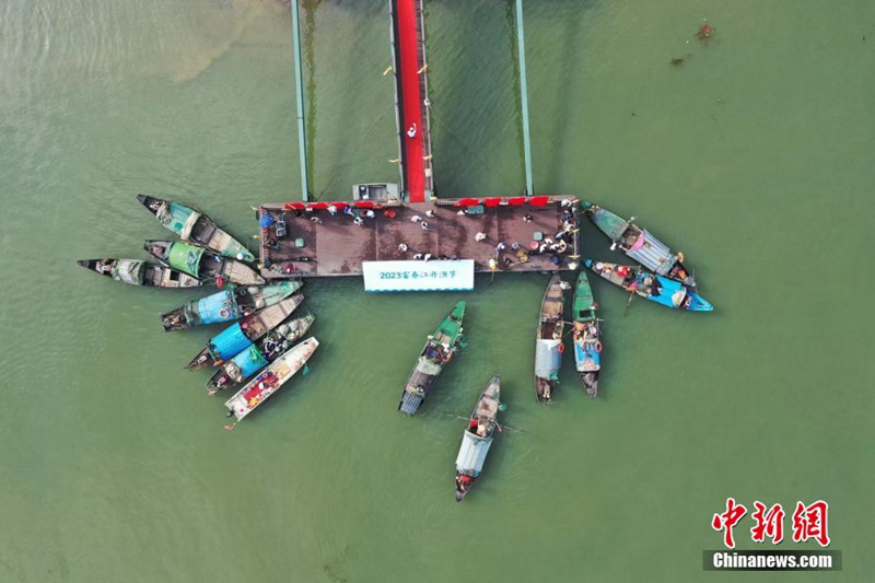 Tamasha la Uvuvi kwenye?Mto Fuchun la Hangzhou lafanyika huko Hangzhou, China na uvuzi wa samaki?waanza tena baada ya kupigwa marufuku kwa miezi minne