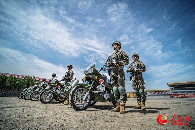 Madereva wa pikipiki wakiwa wamesimama kujipanga vyema kwa ajili ya kushiriki mazoezi ya operesheni maalum ya kuendesha pikipiki kwa skauti wa kikosi cha upelelezi cha polisi wenye silaha wa Tianjin, China.