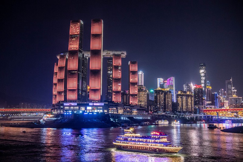 Picha hii iliyopigwa Aprili 1, 2023 ikionyesha mandhari ya pwani ya Chaotianmen, mji wa Chongqing, Kusini Magharibi mwa China. (Xinhua/Tang Yi)