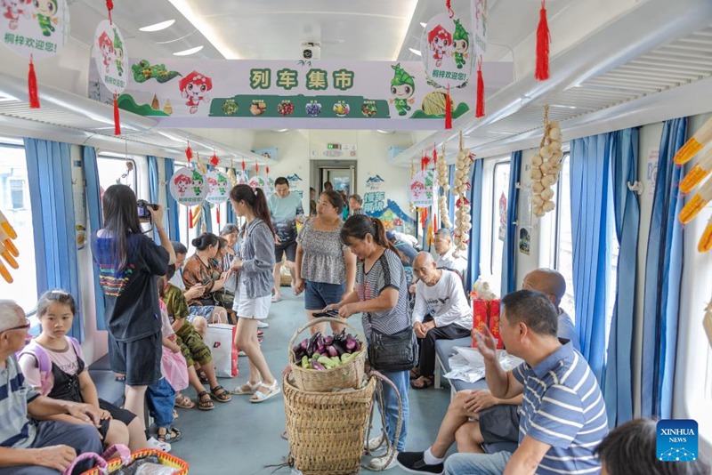 Mamlaka za reli zaandaa?masoko na burudani ndani ya treni katika Mkoa wa Guizhou, China