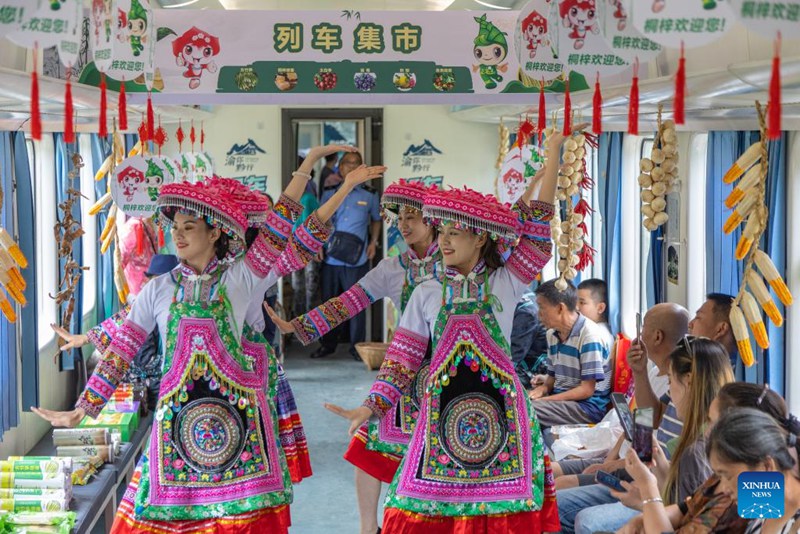 Mamlaka za reli zaandaa?masoko na burudani ndani ya treni katika Mkoa wa Guizhou, China