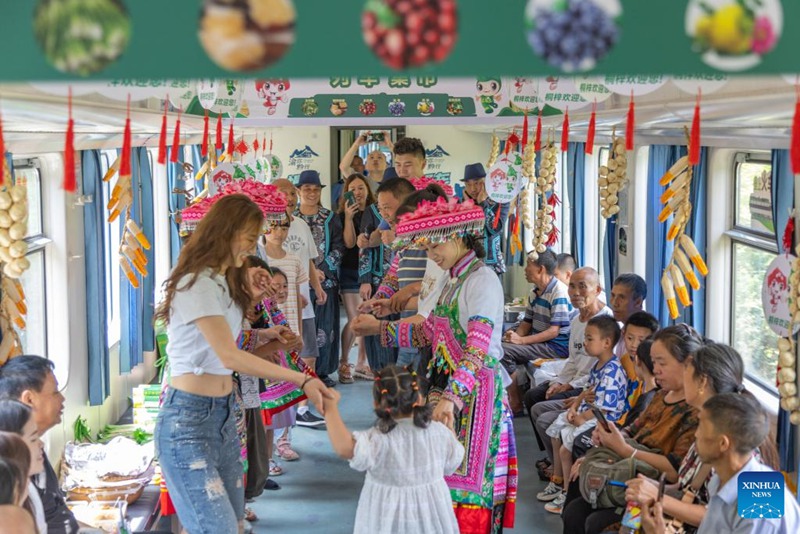 Mamlaka za reli zaandaa?masoko na burudani ndani ya treni katika Mkoa wa Guizhou, China