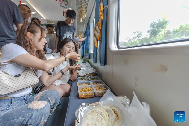 Mamlaka za reli zaandaa?masoko na burudani ndani ya treni katika Mkoa wa Guizhou, China