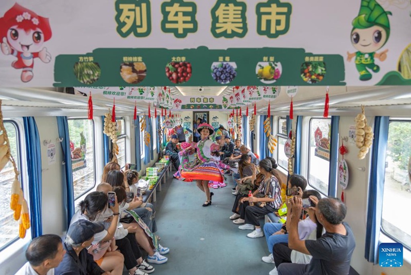 Mamlaka za reli zaandaa?masoko na burudani ndani ya treni katika Mkoa wa Guizhou, China