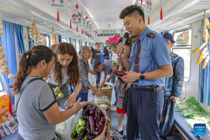 Mamlaka za reli zaandaa?masoko na burudani ndani ya treni katika Mkoa wa Guizhou, China