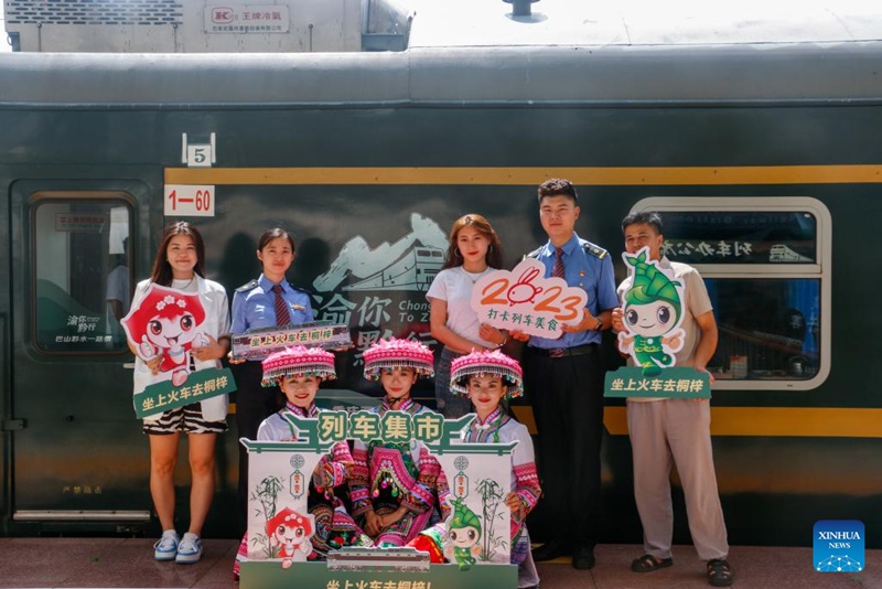 Mamlaka za reli zaandaa?masoko na burudani ndani ya treni katika Mkoa wa Guizhou, China