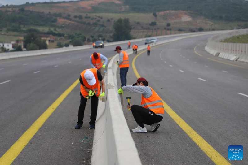 Picha hii iliyopigwa Julai 1, 2023 ikionyesha wafanyakazi wakifanya kazi ya mwisho kwa ajili ya kuanza kwa matumizi ya umma ya sehemu yenye kilomita 84 ya sehemu ya mashariki ya Barabara Kuu ya Mashariki-Magharibi katika Jimbo la El Tarf, Algeria. (Picha imetolewa na CITIC Construction/Xinhua)