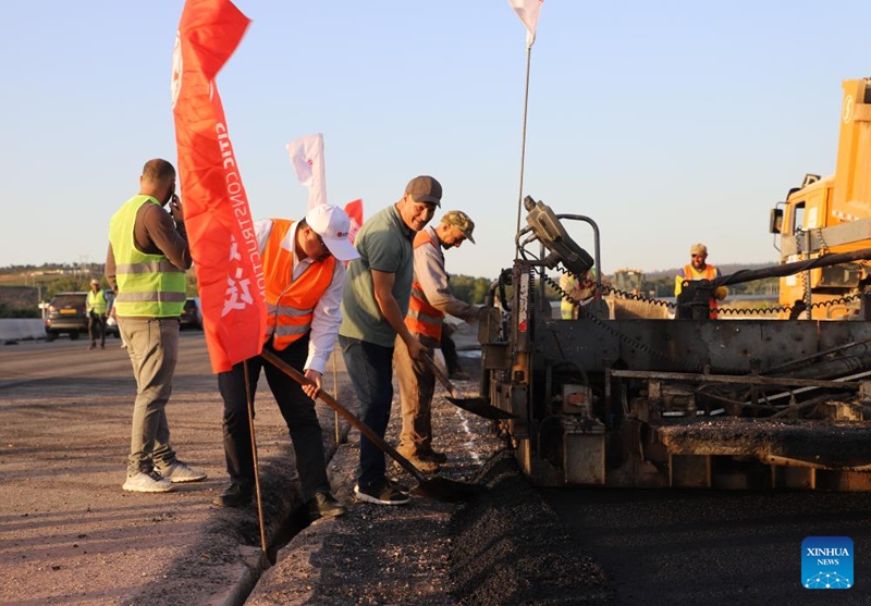 Wakandarasi wa China wakabiliana na joto ili kukamilisha sehemu ya mwisho ya mradi wa barabara kuu ya Algeria
