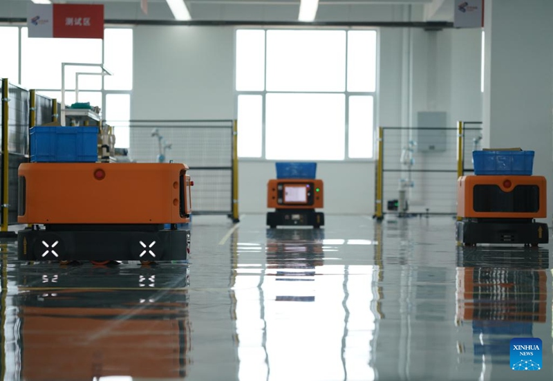Roboti zikiwasilisha bidhaa kwenye kampuni ya roboti katika Eneo la Linzi la Mji wa Zibo, Mkoa wa Shandong, Mashariki mwa China, Julai 25, 2023. (Xinhua/Zhang Haobo)
