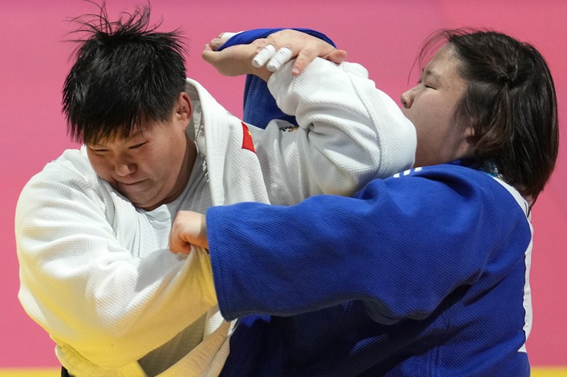 Jia Chundi wa China (kushoto) akipambana na Park Saet-byeol wa Korea Kusini wakati wa fainali ya judo uzito wa kilo 78 kwa wanawake kwenye Michezo ya 31 ya Vyuo Vikuu ya Dunia (FISU) inayoendelea huko Chengdu, kusini-magharibi Sichuan China, Julai 31, 2023. (Xinhua/Luo Xuefeng)