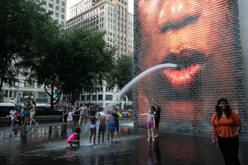 Watoto wakipoza joto la mwili kwenye Chemchemi ya Crown katikati mwa jiji la Chicago, Marekani, Agosti 23, 2023. (Picha na Vincent D. Johnson/Xinhua)