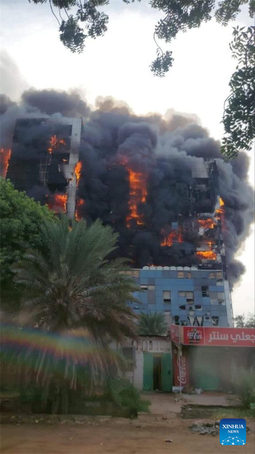 Picha iliyopigwa Septemba 17, 2023 ikionyesha moto na moshi kutoka kwenye jengo huko Khartoum, Sudan. (Kundi la Mtandao wa WhatsApp la Vikosi vya Wanajeshi vya Sudan/ Xinhua)
