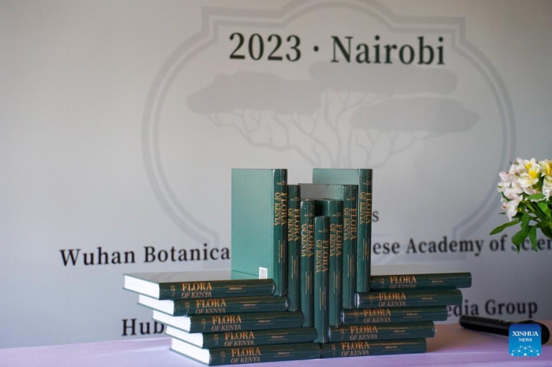 Picha iliyopigwa Septemba 25, 2023 ikionyesha juzuu ya 23 ya "Rubiaceae" ya kitabu cha Mimea ya Kenya kwenye hafla ya kutolewa kwa kitabu Nairobi, Kenya. (Xinhua/Li Yahui)