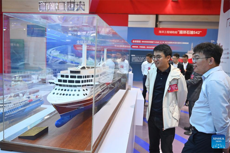 Watu wakitembelea maonyesho ya Mkutano wa Vifaa vya Baharini vya Dunia 2023 huko Fuzhou, Mkoa wa Fujian, Kusini Mashariki mwa China, Oktoba 12, 2023. (Xinhua/Jiang Kehong)
