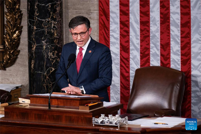 Spika mpya wa Bunge la Marekani Mike Johnson akizungumza kwenye Ukumbi wa Bunge mjini Washington, D.C., Marekani, Oktoba 25, 2023. (Picha na Aaron Schwartz/Xinhua)
