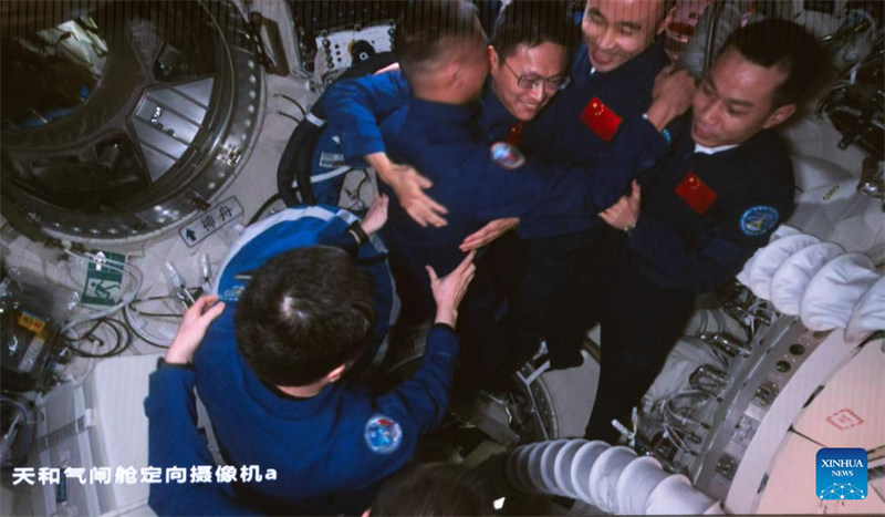 Wanaanga wa China wa?Chombo cha Shenzhou-17 waingia kwenye kituo cha anga ya juu, kukamilisha makabidhiano ndani ya siku nne