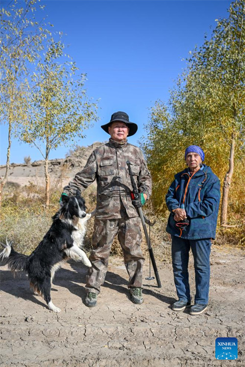 Habari?ya picha ya wanandoa wapanda msitu katika Mkoa wa Mongolia ya Ndani, China
