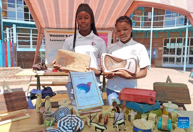 Wanafunzi kutoka Shule ya Waldorf iliyoko Windhoek wakionyesha bidhaa zao za mbao kwenye Maonyesho ya Living Earth Expo  huko Windhoek, Namibia, Oktoba 28, 2023. (Picha na Ndalimpinga Iita/Xinhua)