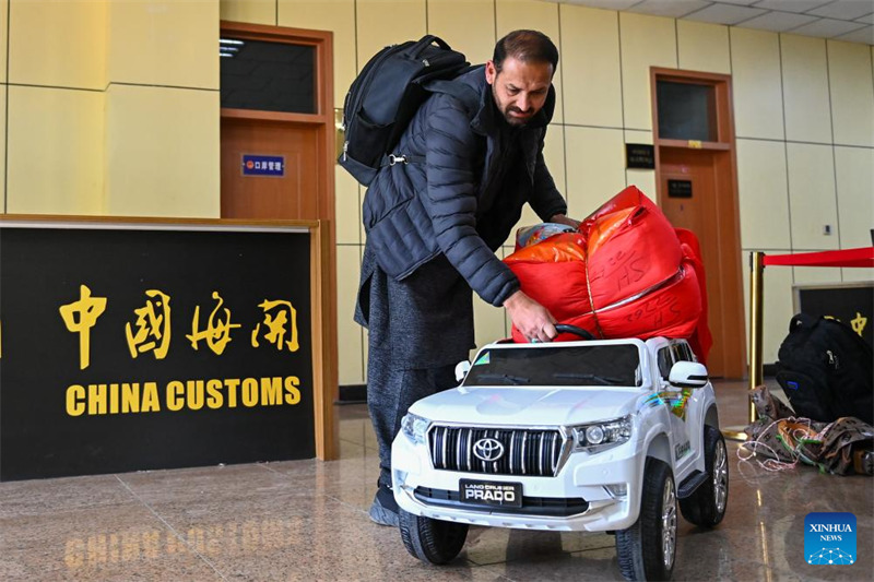 Kivuko?cha Khunjerab, bandari kuu ya nchi kavu inayounganisha China na Pakistan