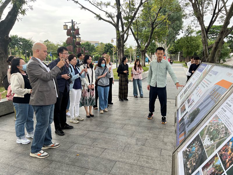 Waandishi wa habari wakipata maelezo kuhusu Masoko ya Kale ya Qingping yanayopatikana kwenye ukingo wa Mto Xinqiao katika eneo la Bao'an la Mji wa Shenzhen nchini China. (Picha/People’s Daily Online)