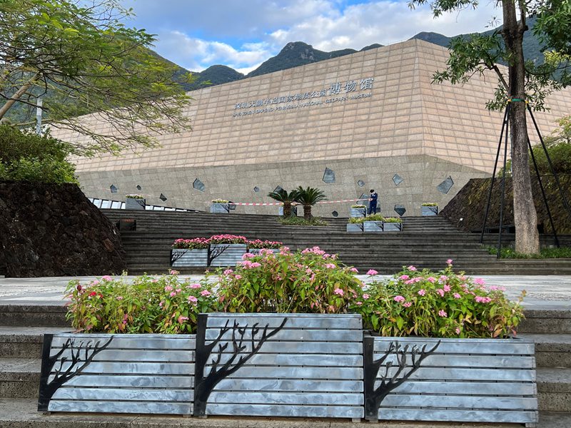 Picha hii iliyopigwa Novemba 16, 2023 ikionyesha mwonekano wa mbele wa Jumba la Makumbusho la Bustani ya Kitaifa  ya Jiolojia ya Peninsula ya Dapeng ya Shenzhen, China. (People’s Daily Online)