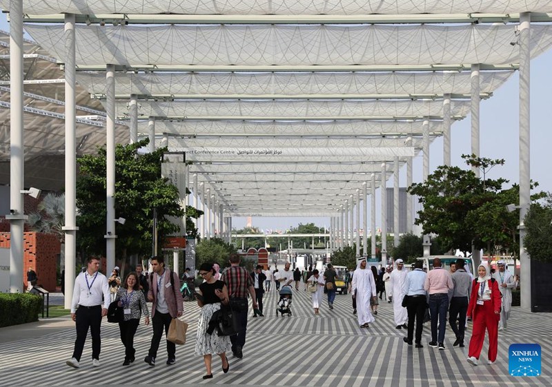 Watu wakitembea kwenye Eneo la Kijani la Mkutano wa 28 wa Nchi Watia Saini wa Mkataba wa Umoja wa Mataifa wa Mabadiliko ya Tabianchi (COP28), mjini Dubai, Falme za Kiarabu, Desemba 3, 2023. (Xinhua/Wang Dongzhen)