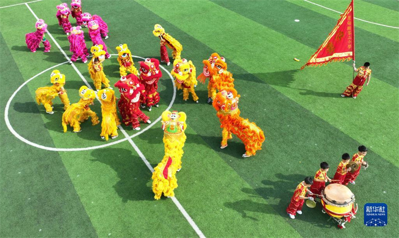 Wanafunzi wa Shule ya Msingi No.2 wakifanya mazoezi ya kucheza ngoma ya kijadi ya simba ya China katika Wilaya ya Luodian, Mkoa wa Guizhou, China, Desemba 4. (Picha na droni)