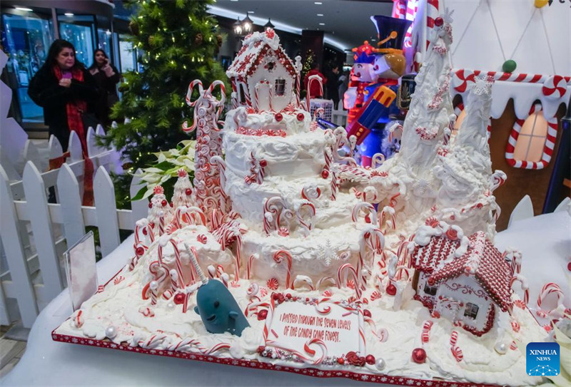 Nyumba ya mkate wa tangawizi ikionyeshwa kwenye shughuli ya Gingerbread Lane mjini Vancouver katika Jimbo la British Columbia, nchini Canada, Desemba 5, 2023. (Picha na Liang Sen/Xinhua)