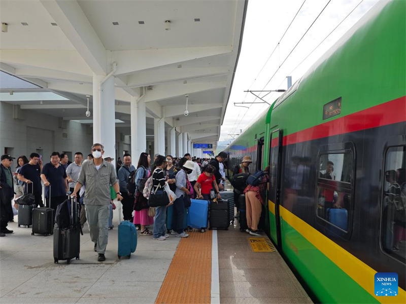 Abiria wakiwa kwenye foleni katika Stesheni ya Reli ya Luang Prabang ya Reli ya China-Laos mjini Luang Prabang, Laos, Desemba 4, 2023. (Xinhua/Lu Yun)