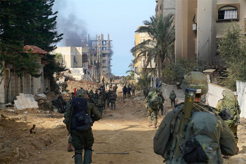 Picha hii iliyotolewa na Jeshi la Ulinzi la Israel (IDF) Desemba 3, 2023 ikionyesha wanajeshi wa Israel wakiendesha operesheni za kijeshi katika Ukanda wa Gaza. (Xinhua)