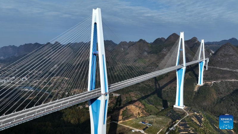 Picha hii iliyopigwa kutoka angani Desemba 6, 2023 ikionyesha daraja kuu la Pingtang katika Wilaya ya Pingtang, Mkoa wa Guizhou, Kusini-Magharibi mwa China. (Xinhua/Yang Ying)