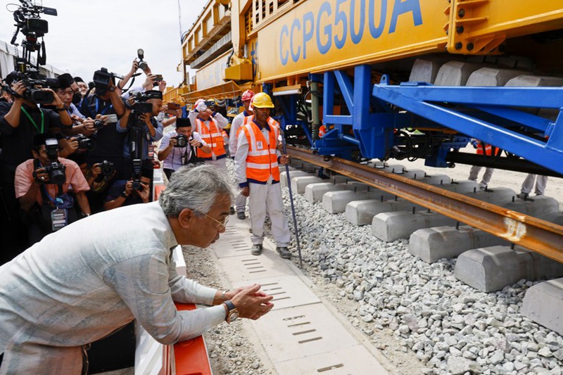 Mfalme wa Malaysia Sultan Abdullah Sultan Ahmad Shah akishuhudia uwekaji wa njia ya Reli  kwenye Pwani ya Mashariki (East Coast Rail Link)  huko Kuantan, Malaysia, Desemba 11, 2023. (Picha na Chong Voon Chung/Xinhua)
