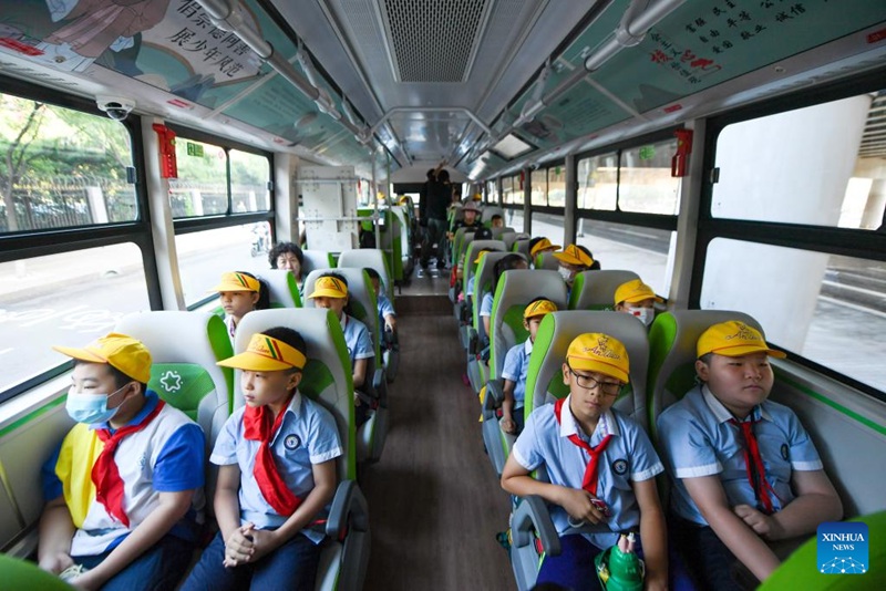 Wanafunzi wa Shule ya Msingi No.1 katika eneo la Fengtai wakiwa kwenye basi la shule lililotengenezwa maalum kwa ajili ya shule hiyo hapa Beijing, Septemba 1, 2023. (Xinhua/Ju Huanzong)
