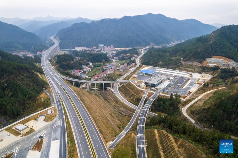Picha hii iliyopigwa kutoka angani Desemba 19, 2023 ikionyesha eneo la huduma kando za barabara kuu ya Guanzhuang-Xinhua katika Mkoa wa Hunan, katikati mwa China. (Xinhua/Chen Sihan)