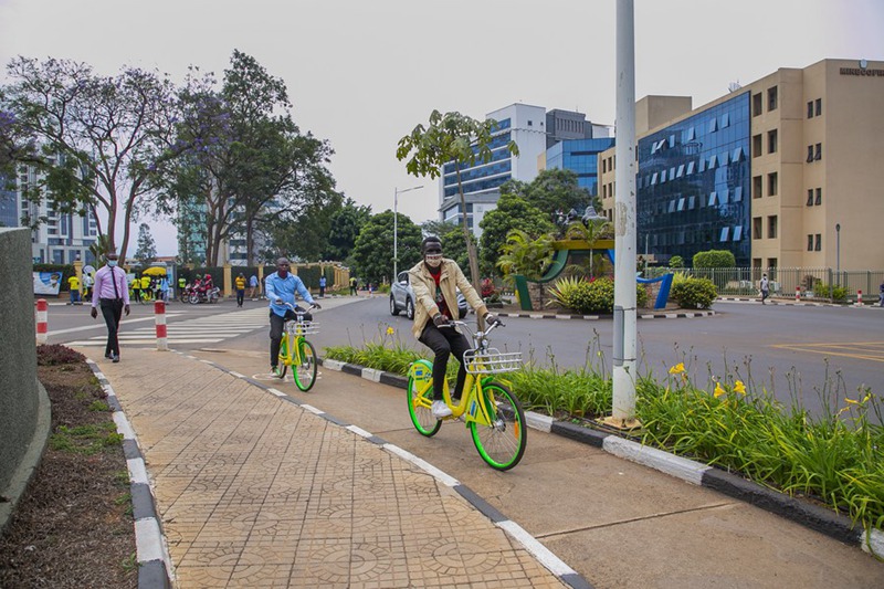 Tarehe 29, Machi, 2022, wanafunzi wa Kigali, Rwanda wakisubiri kupanda basi la kurudi nyumbani kwa ajili ya likizo . (Picha na Cyril Ndegeya/Xinhua)