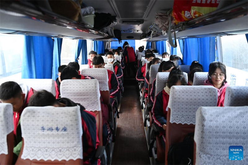 Wanafunzi kutoka Shule ya Sekondari ya Jishi katika wilaya iliyokumbwa na tetemeko la ardhi nchini China wahamia shule nyingine