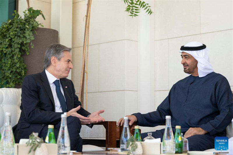 Rais wa Umoja wa Falme za Kiarabu (UAE) Sheikh Mohamed bin Zayed Al Nahyan (Kulia) akikutana na Waziri wa Mambo ya Nje wa Marekani Antony Blinken mjini Abu Dhabi, Umoja wa Falme za Kiarabu, Januari 8, 2024. (WAM/ Xinhua)