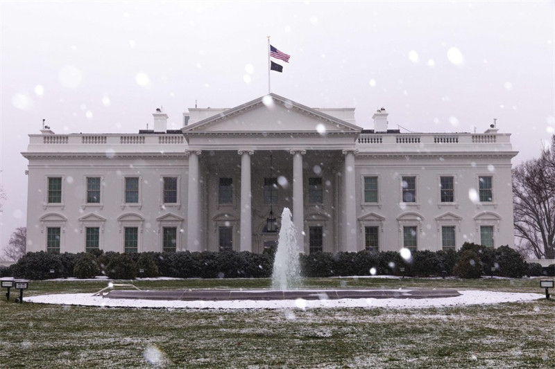 Ikulu ya Marekani, White House ikionekana wakati wa kuanguka kwa theluji mjini Washington, D.C., Marekani, Januari 15, 2023. (Picha na Aaron Schwartz/Xinhua)