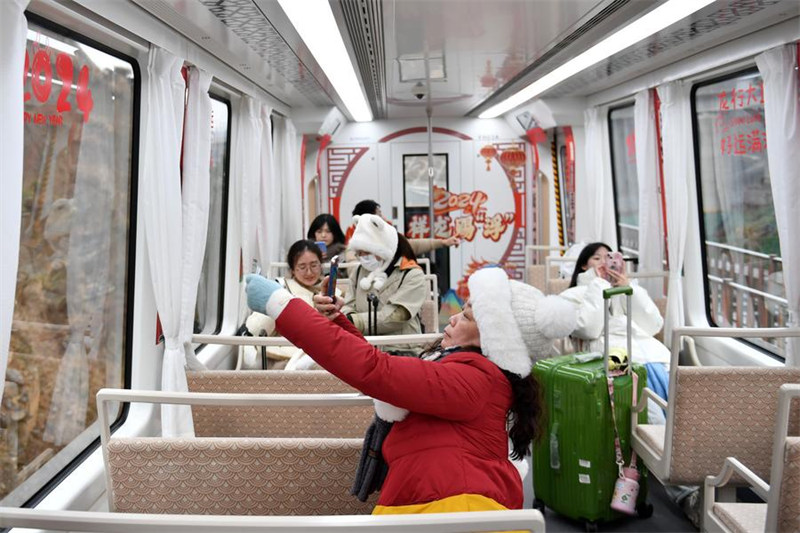 Njia ya kutazama?mandhari ya treni ya Maglev yashamirisha utalii katika mji wa kale wa Fenghuang, China