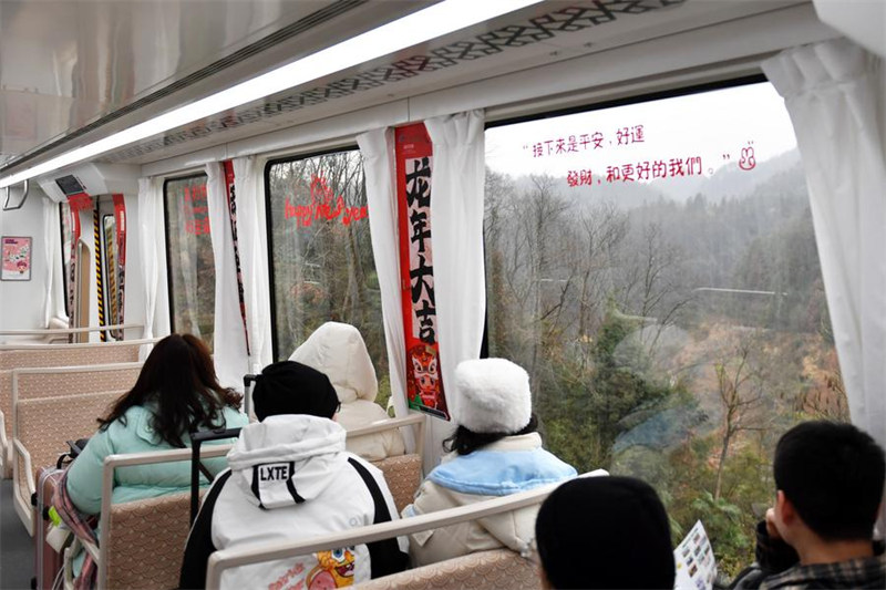 Njia ya kutazama?mandhari ya treni ya Maglev yashamirisha utalii katika mji wa kale wa Fenghuang, China
