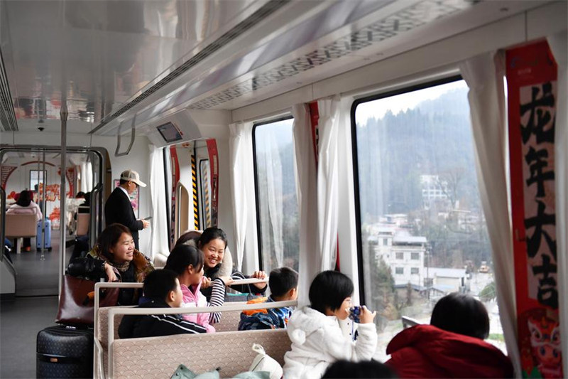 Njia ya kutazama?mandhari ya treni ya Maglev yashamirisha utalii katika mji wa kale wa Fenghuang, China