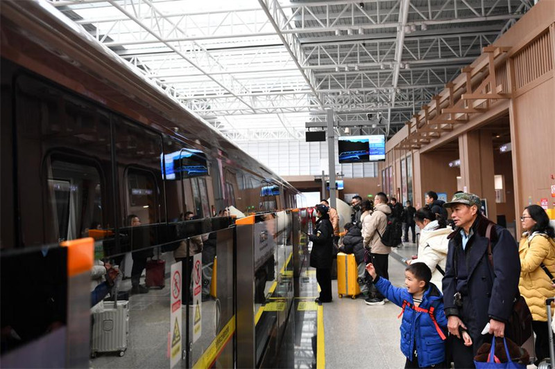 Njia ya kutazama?mandhari ya treni ya Maglev yashamirisha utalii katika mji wa kale wa Fenghuang, China